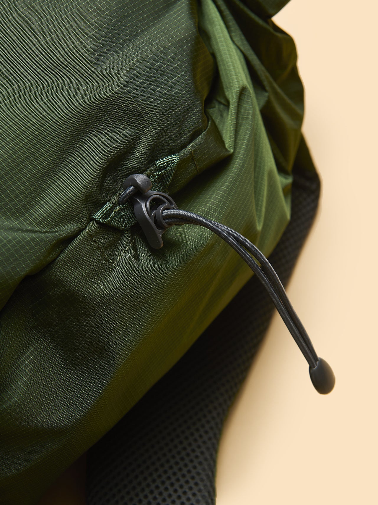 モンベルのルルイパック 23 バッグサイドのフック付きコード