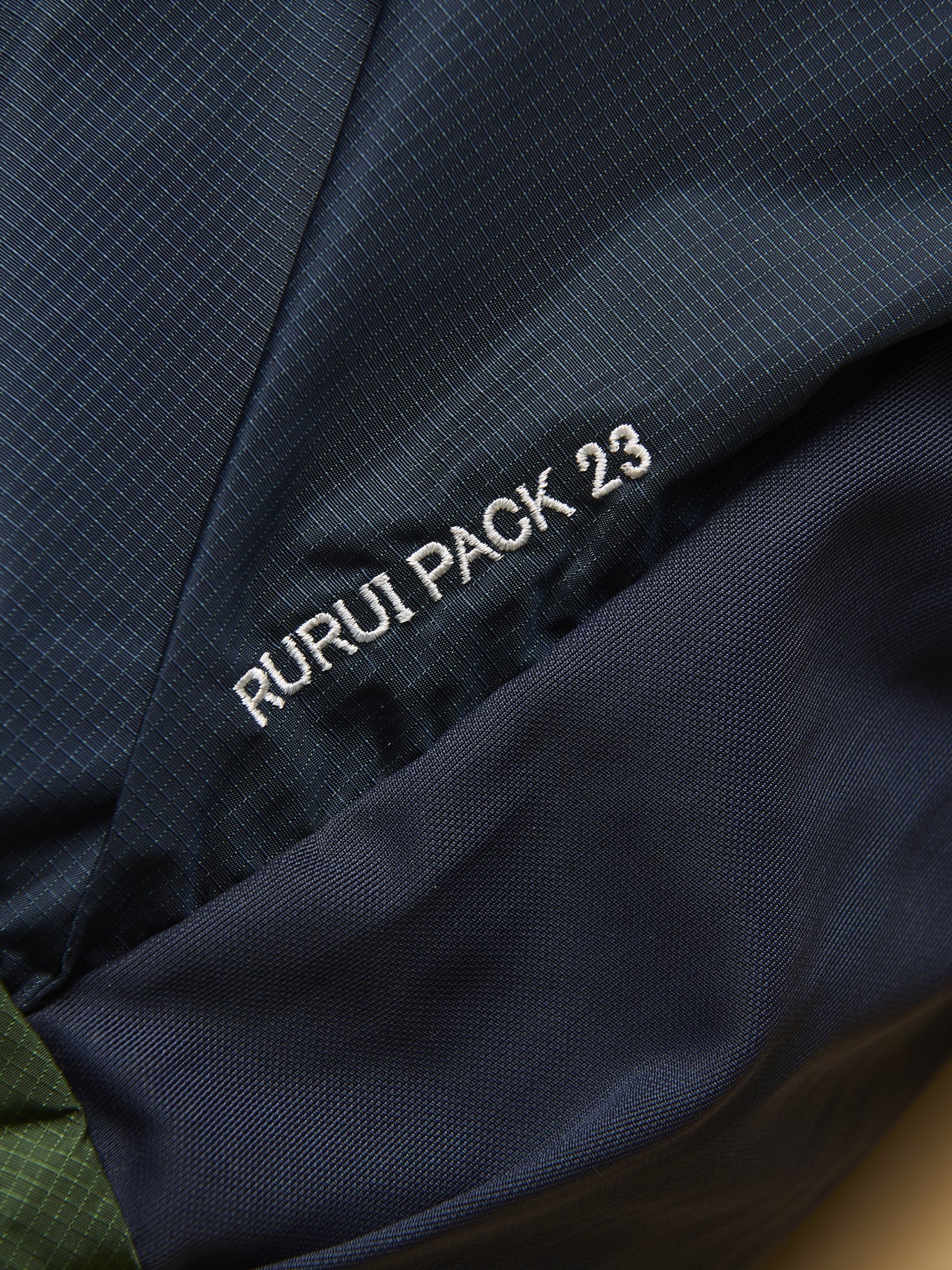 モンベルのルルイパック 23 バッグのモデル名の刺繍