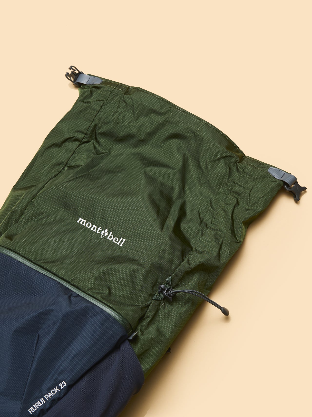 モンベルのルルイパック 23 バッグ入り口