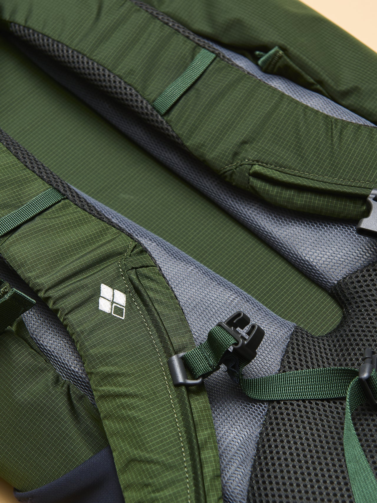 モンベルのルルイパック 23 バッグの胸のストラップ