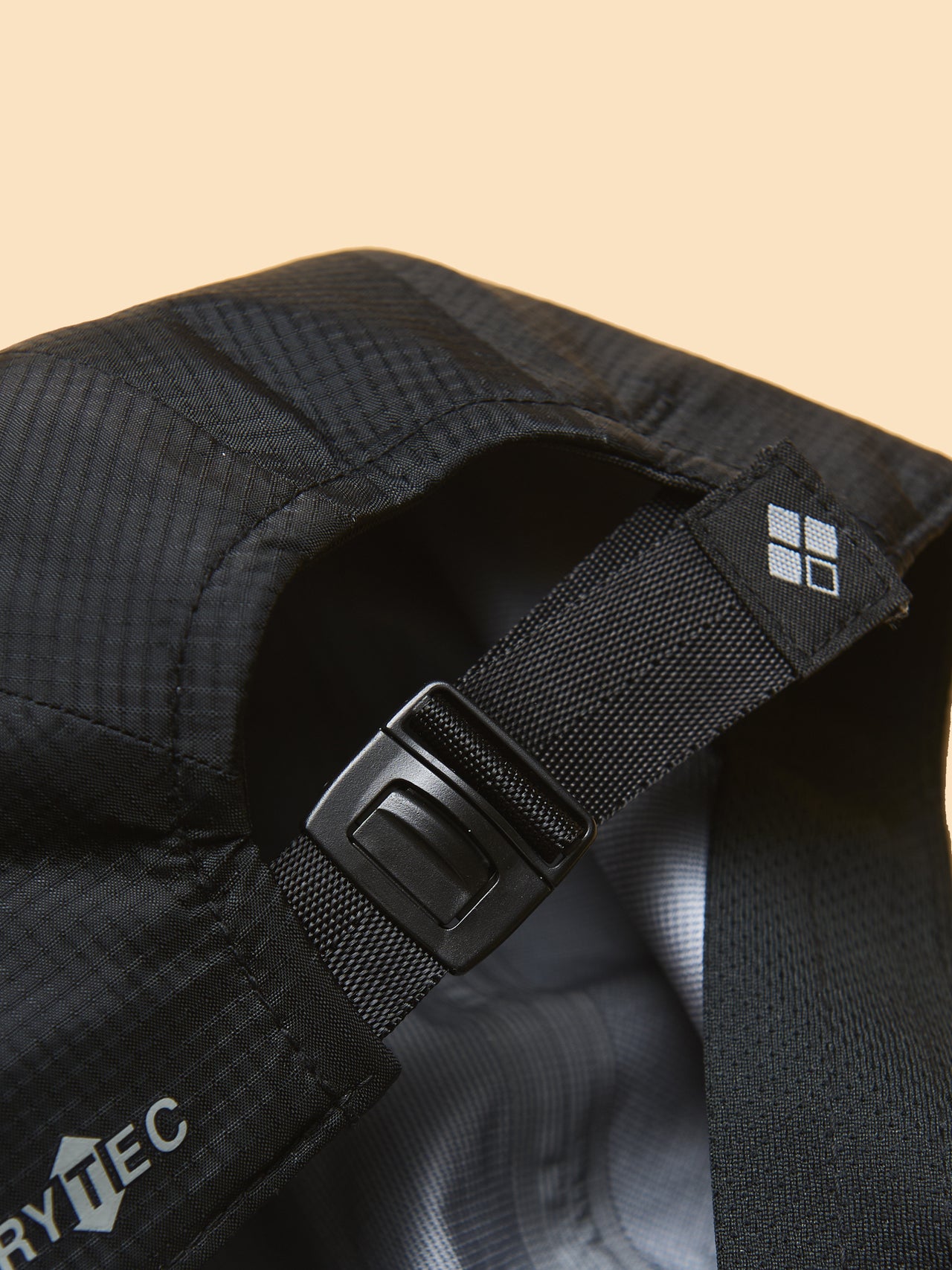 モンベルのレインキャップの後方のアジャスター