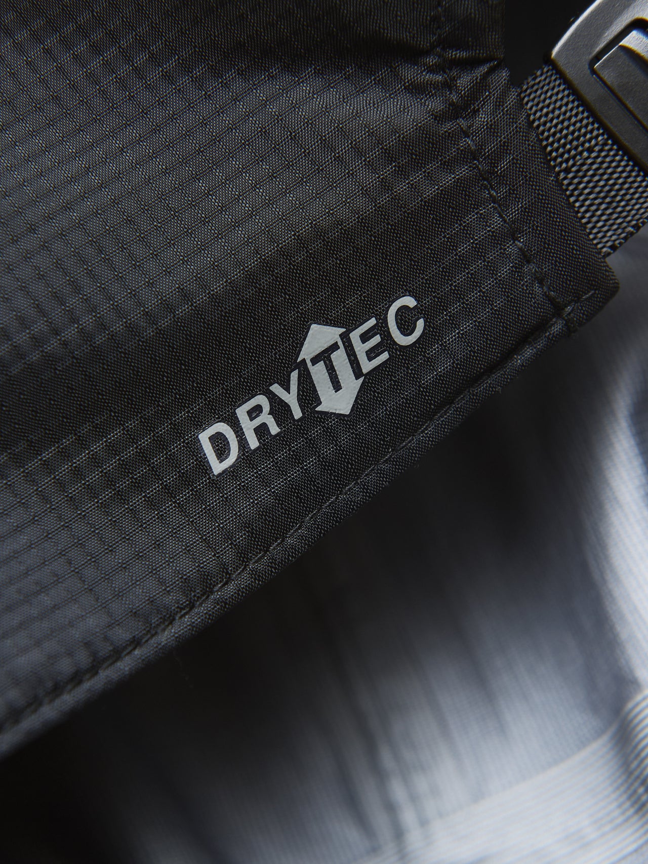 モンベルのレインキャップのドライテックのロゴ