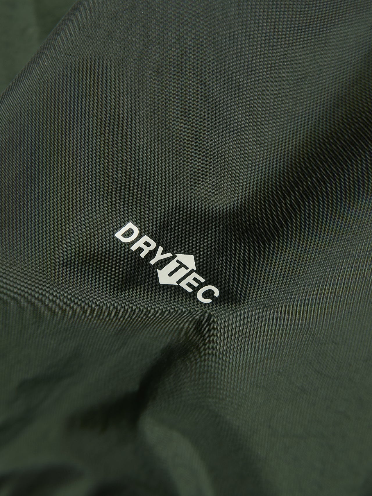 モンベルのパックラップ レインコートのドライテックのロゴ