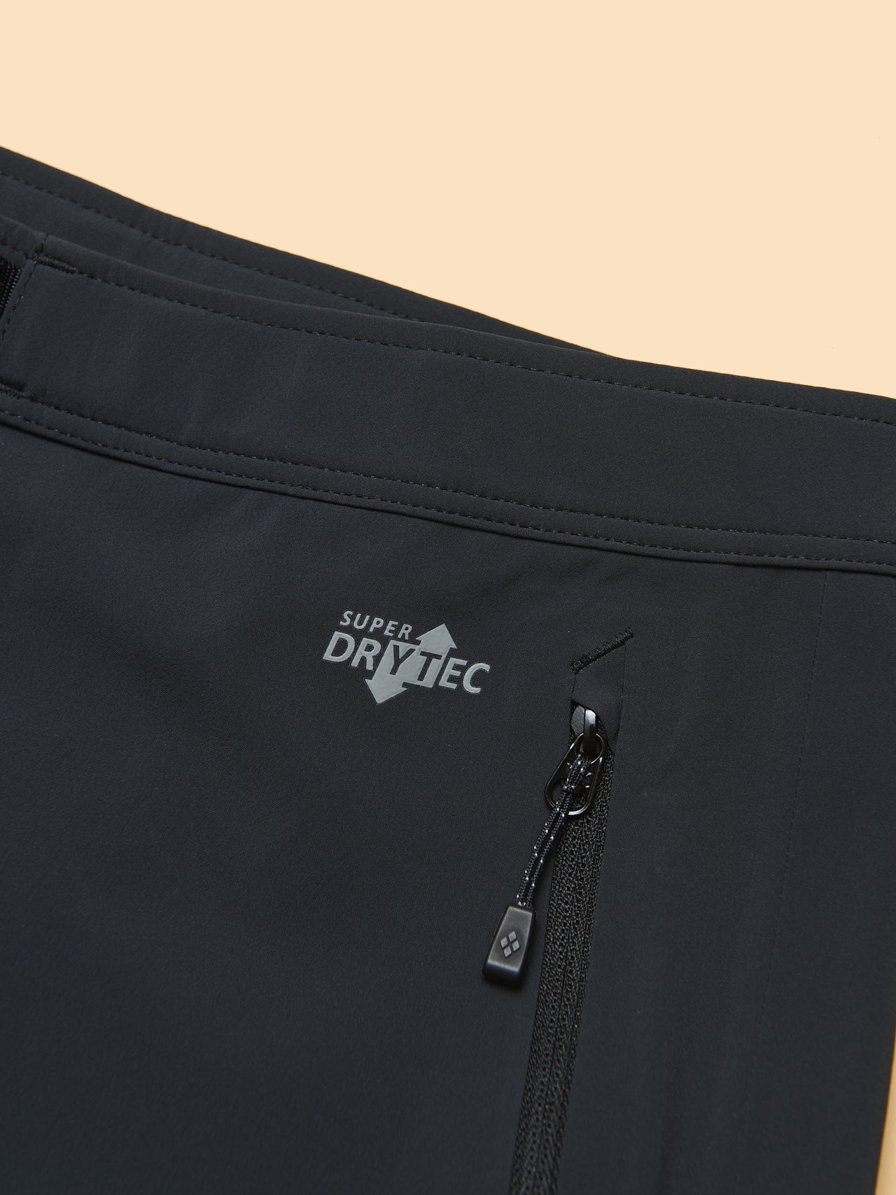 モンベルのマルチトラウザーズ ライト コンバーチブル パンツのスーパードライテックのロゴ