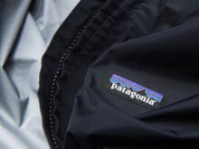 「パタゴニア」の４月の“黒名品”５選！ 防水シェルジャケットから通勤も機内もOKなバッグまでぜんぶ毎日着たくなる！[patagonia]