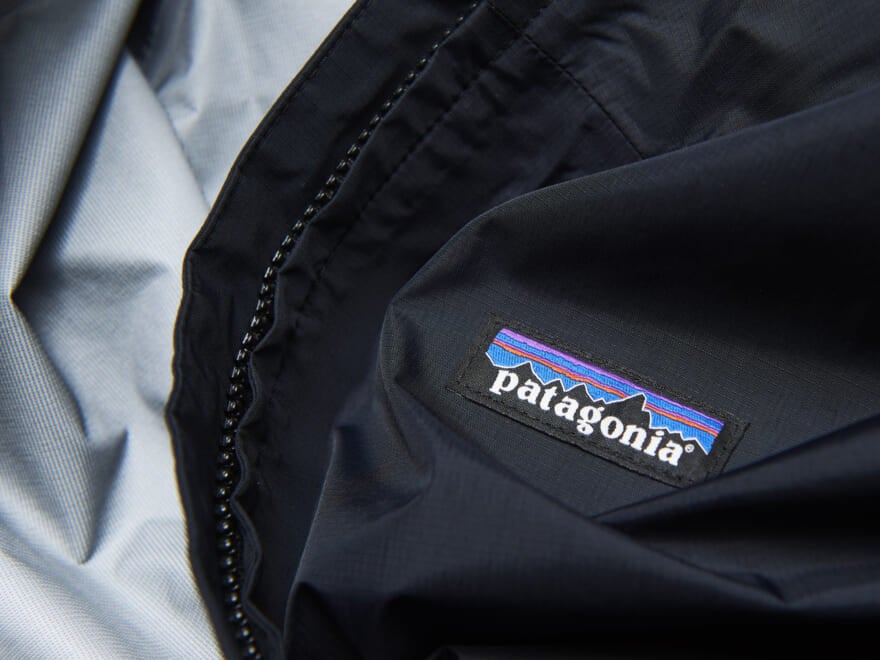 「パタゴニア」の４月の“黒名品”５選！ 防水シェルジャケットから通勤も機内もOKなバッグまでぜんぶ毎日着たくなる！[patagonia]