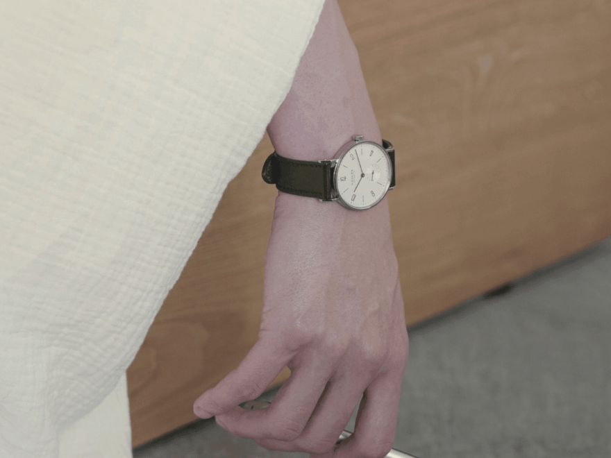 アイコニックな数字と、繊細な青針。「ノモス グラスヒュッテ」の名作はミニマルデザインが魅力。[Watch- 今月のウォッチ]