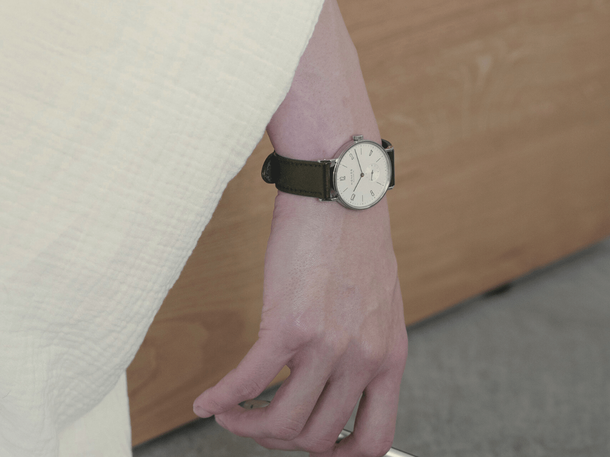 アイコニックな数字と、繊細な青針。「ノモス グラスヒュッテ」の名作はミニマルデザインが魅力。[Watch- 今月のウォッチ]