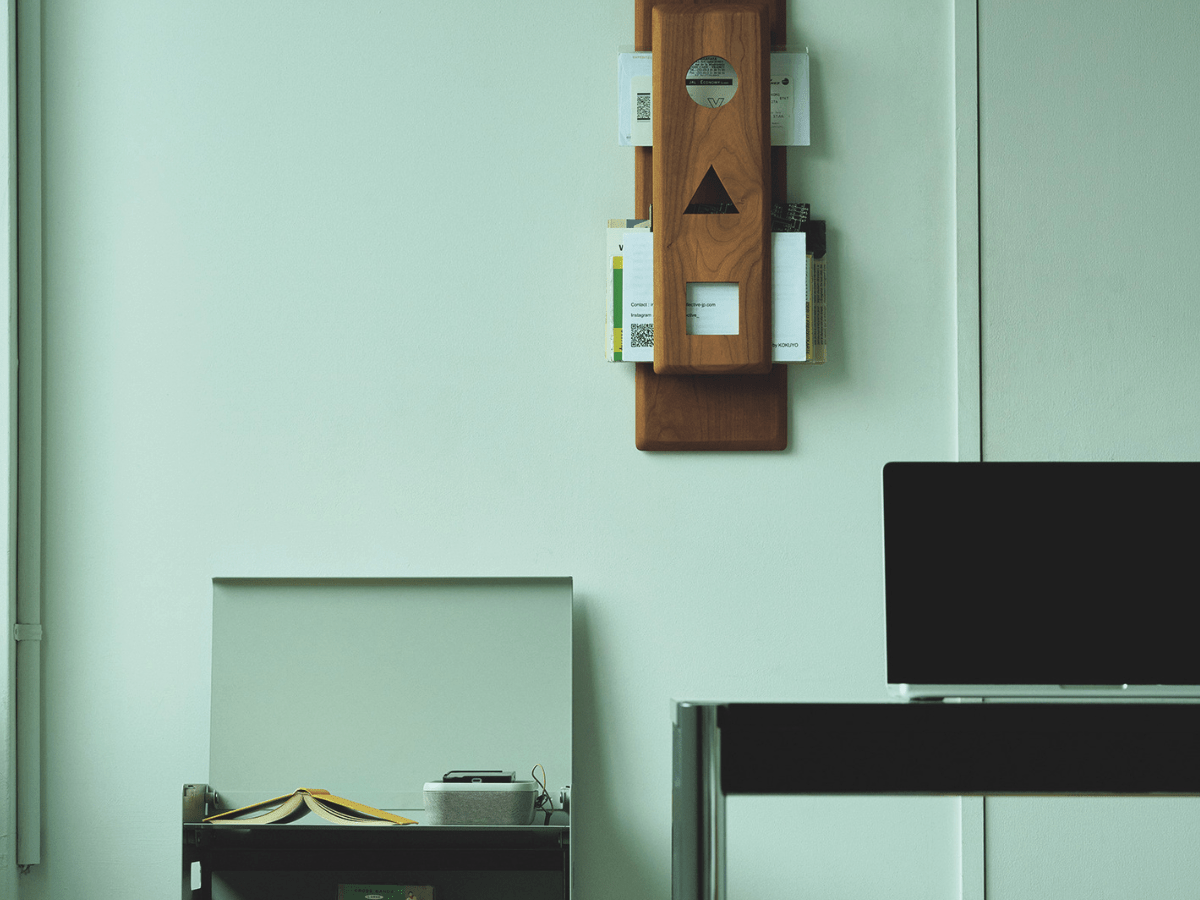 “隠す”以外の選択肢。スタイリッシュ＆効率的にデスクを整頓する、プロの収納術！ [Interior – 今月のインテリア]