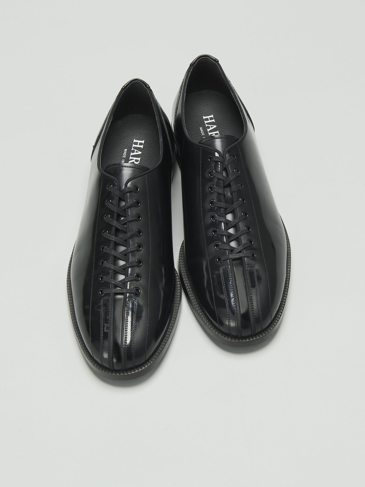 春に買うべきハルタの革靴「レトロボウリングシューズ」