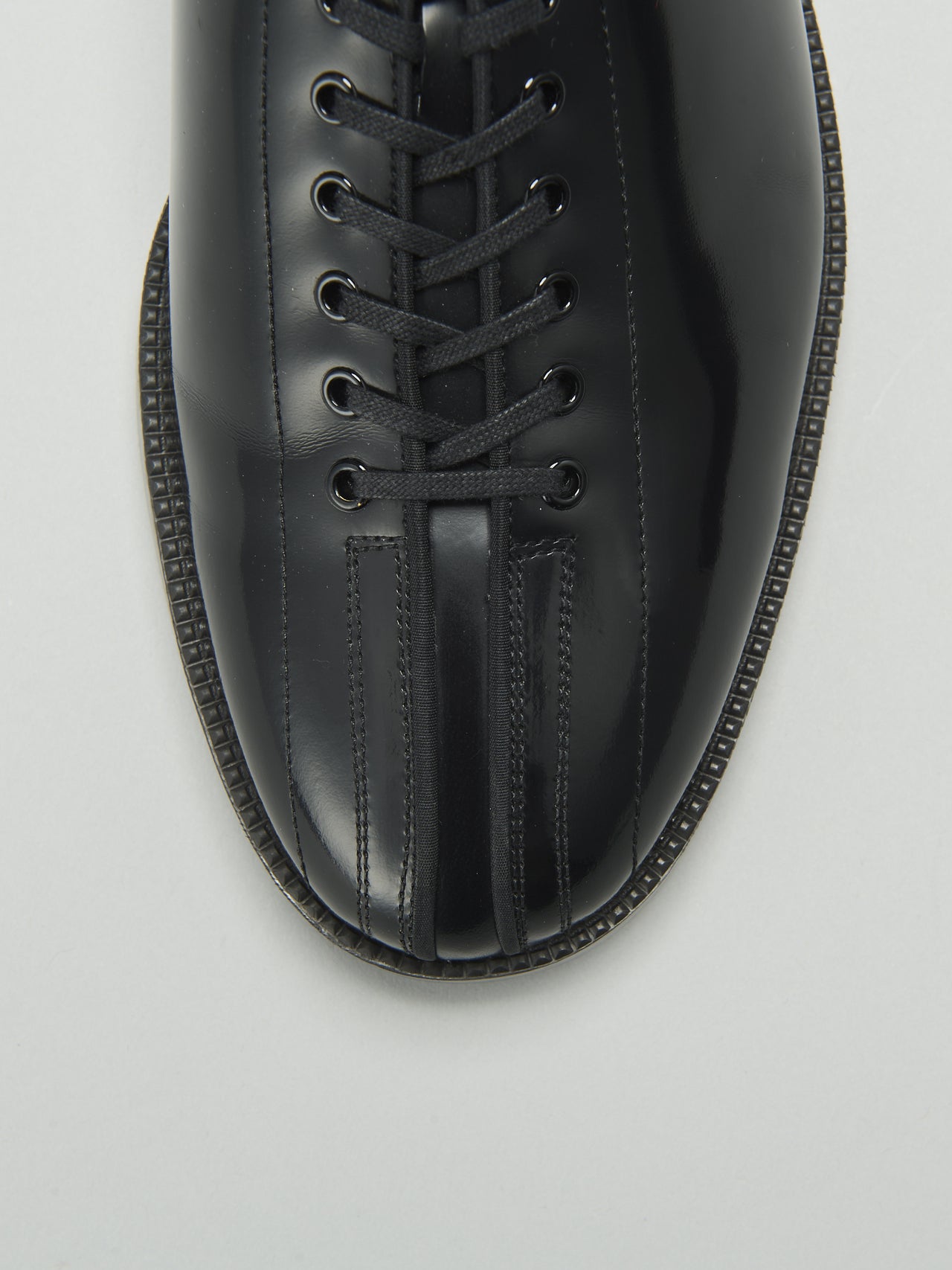 春に買うべきハルタの革靴「レトロボウリングシューズ」のトゥ