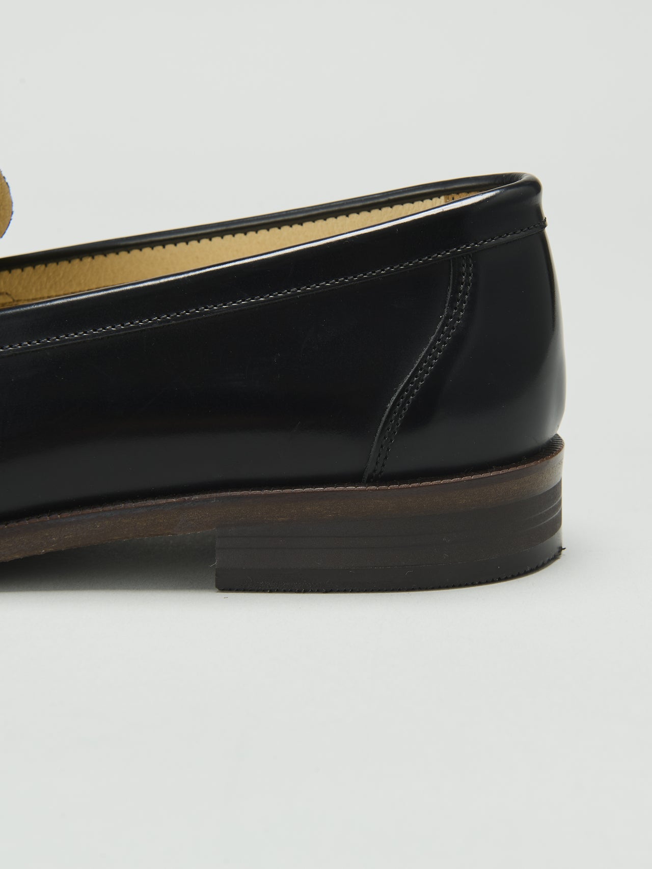 春に買うべきハルタの革靴「ビットローファー」のヒールサイド