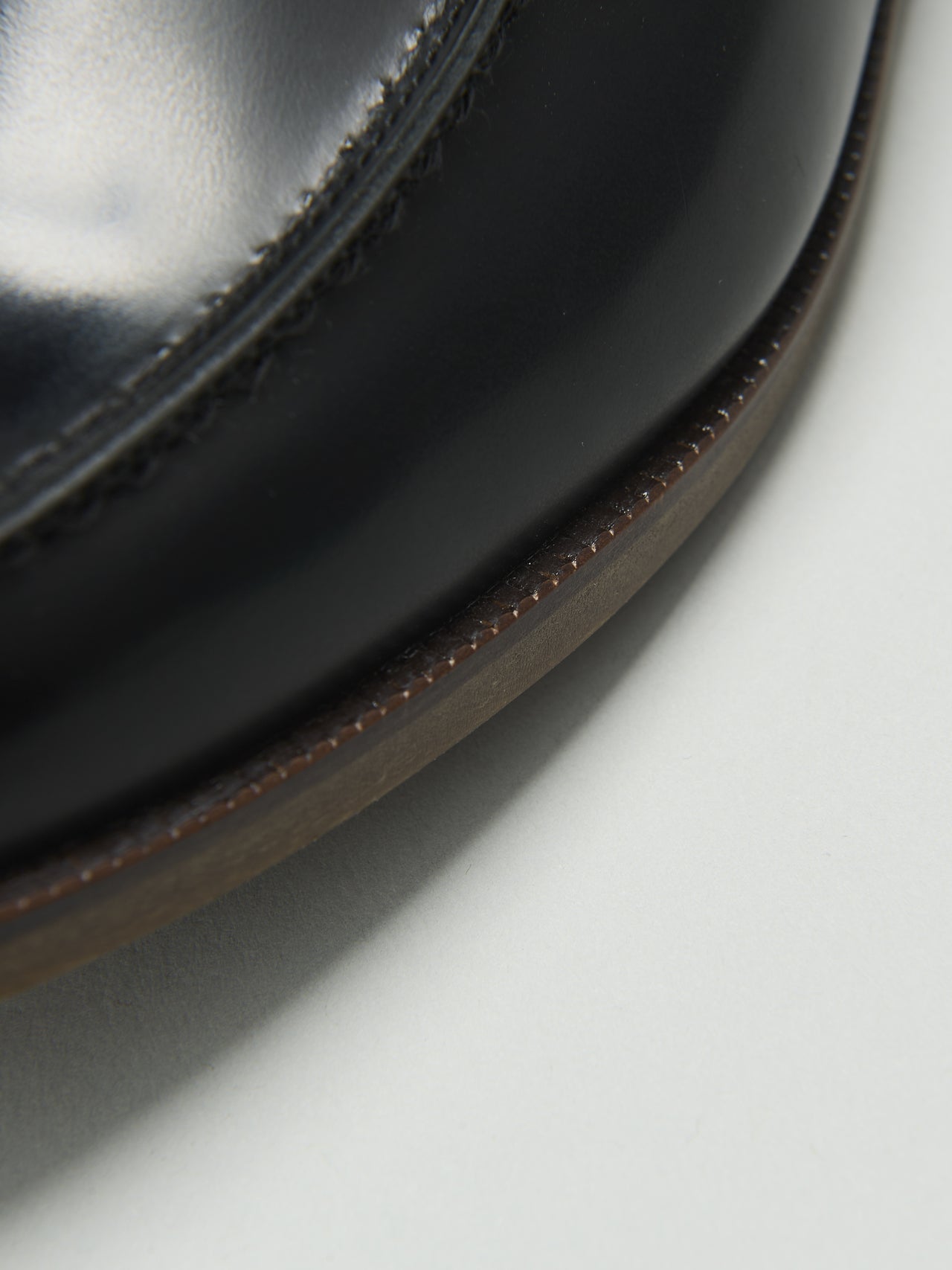 春に買うべきハルタの革靴「ビットローファー」のステッチ