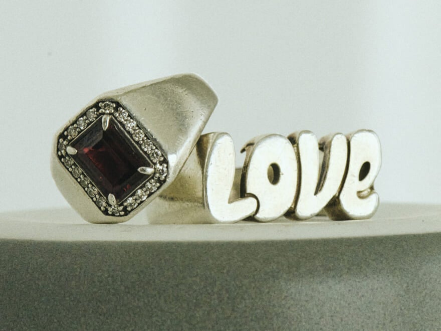 愛を忘れないための「LOVE」リング。服のプロが「今欲しいジュエリー」と「愛用ジュエリー」。