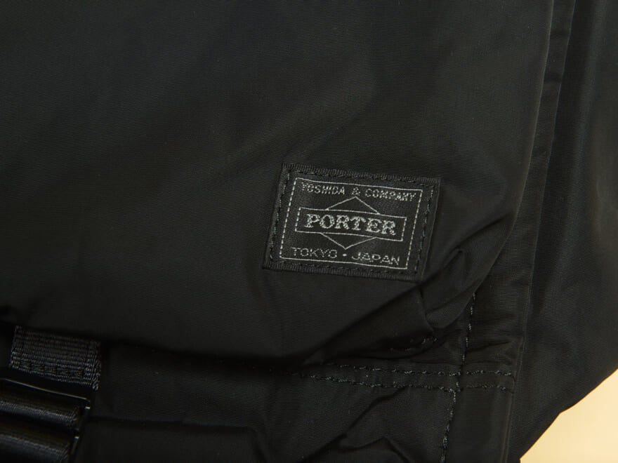 「ポーター」の黒トートバッグを試着＆本音レビュー！ かっこよくて機能性も抜群の相棒をビジネスシーンで。[PORTER SENSES Tote bag (L)]