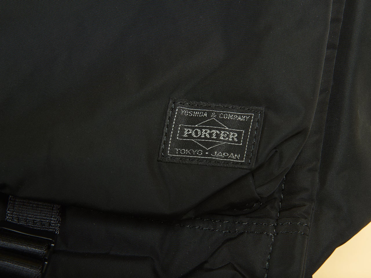 「ポーター」の黒トートバッグを試着＆本音レビュー！ かっこよくて機能性も抜群の相棒をビジネスシーンで。[PORTER SENSES Tote bag (L)]