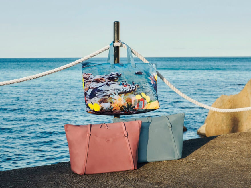 「トゥミ」が魅力あふれる地中海とトラベルスタイルを讃える“MEDITERRANEAN ESCAPE”を発表。鮮やかなカラーやプリントに注目！