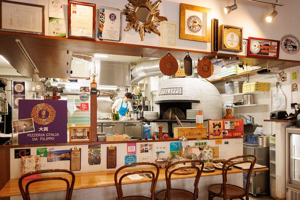 店内、厨房に鎮座する本格ピザ釜。手前にはさまざまな賞状が飾られている