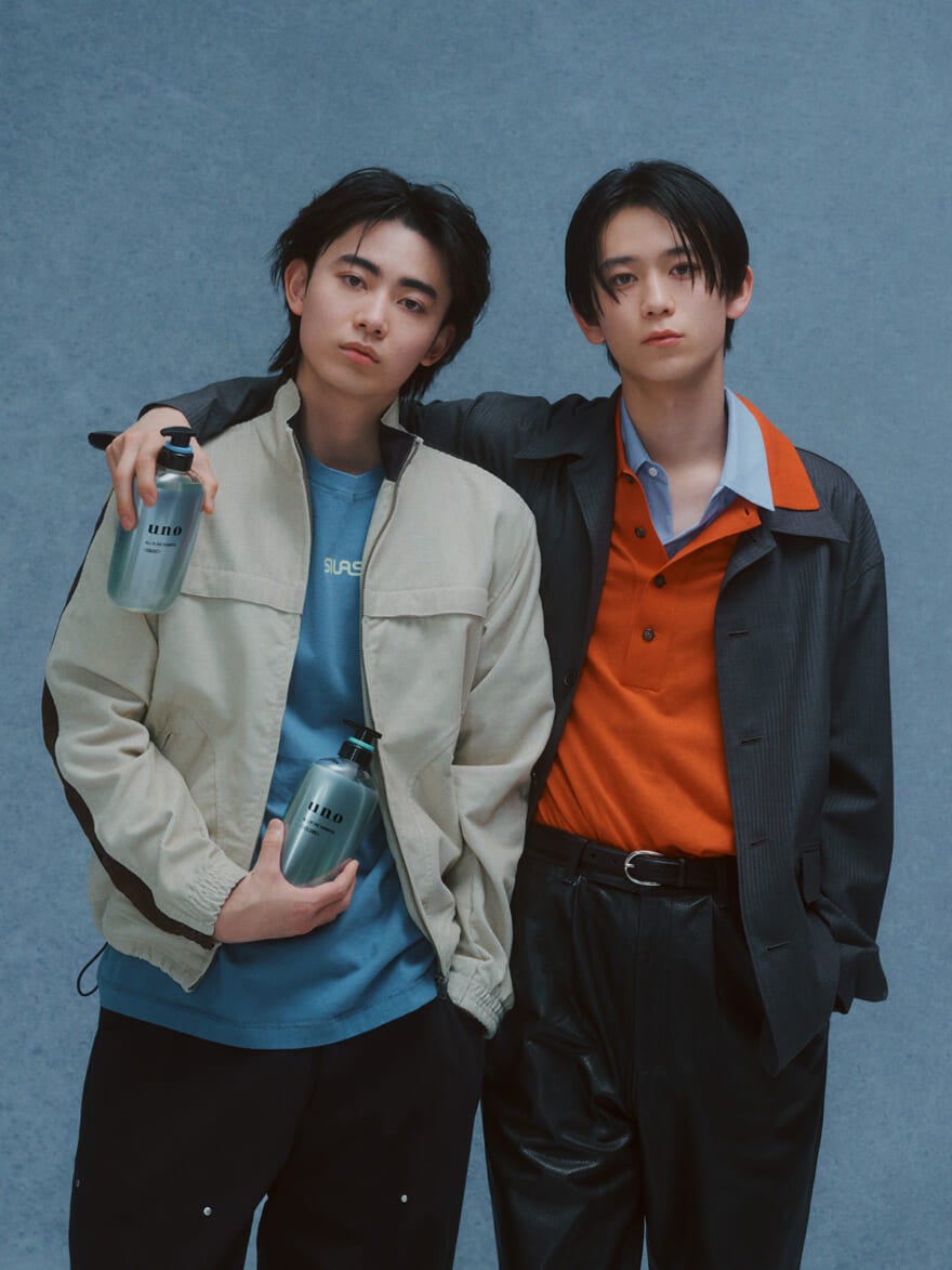 「ウーノ(uno)」のオールインワンシャンプーを手に取るメンズノンノモデルで俳優の豊田裕大と小方蒼介