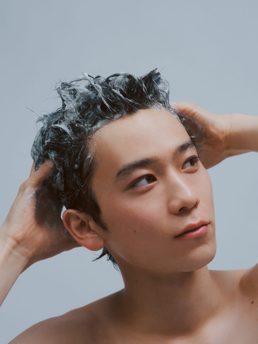 「ウーノ オールインワンシャンプー」を使ってシャンプーをする俳優でメンズノンノモデルの小方蒼介さん