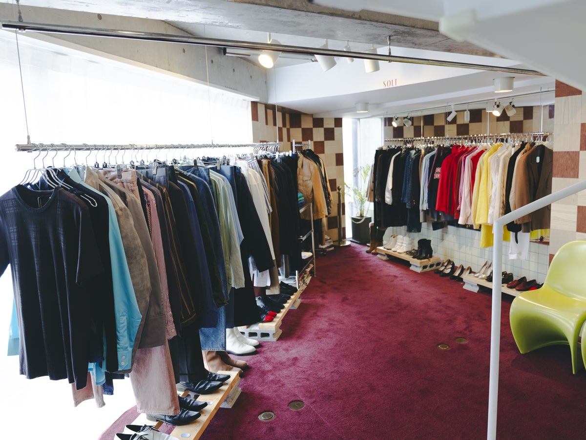 ソルトの内観。左右にラックが並んでいる。（プロが推す古着店）