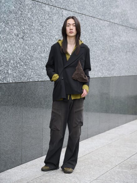 [籠宮 壮太朗] 京都の古着屋で買った革靴がお気に入り。個性派なジャケットをパーカでカジュアルに！【メンズノンノモデルの私服スナップ】