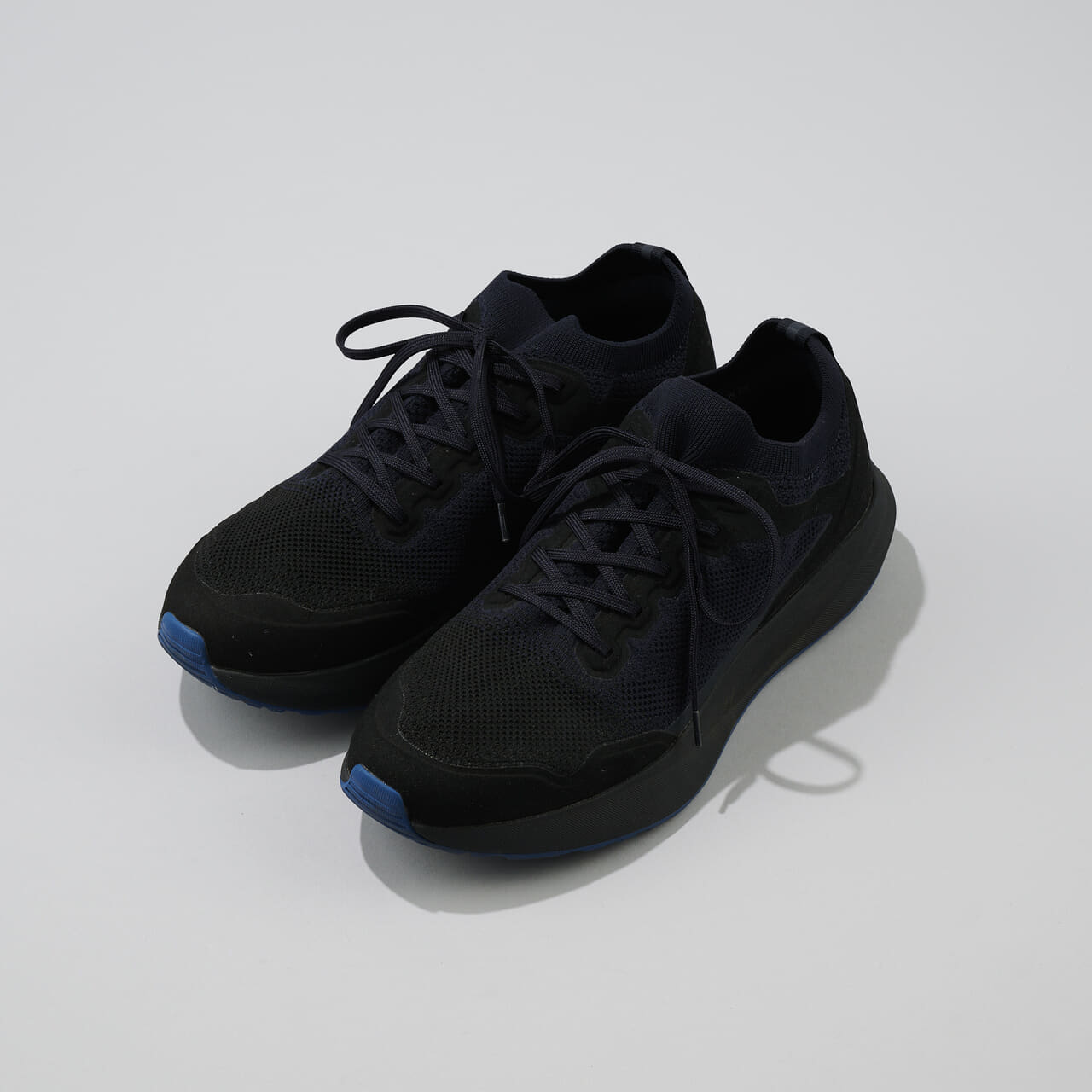 エディターが愛用する「ユニクロ」の黒スニーカー／ニットアクティブスニーカー