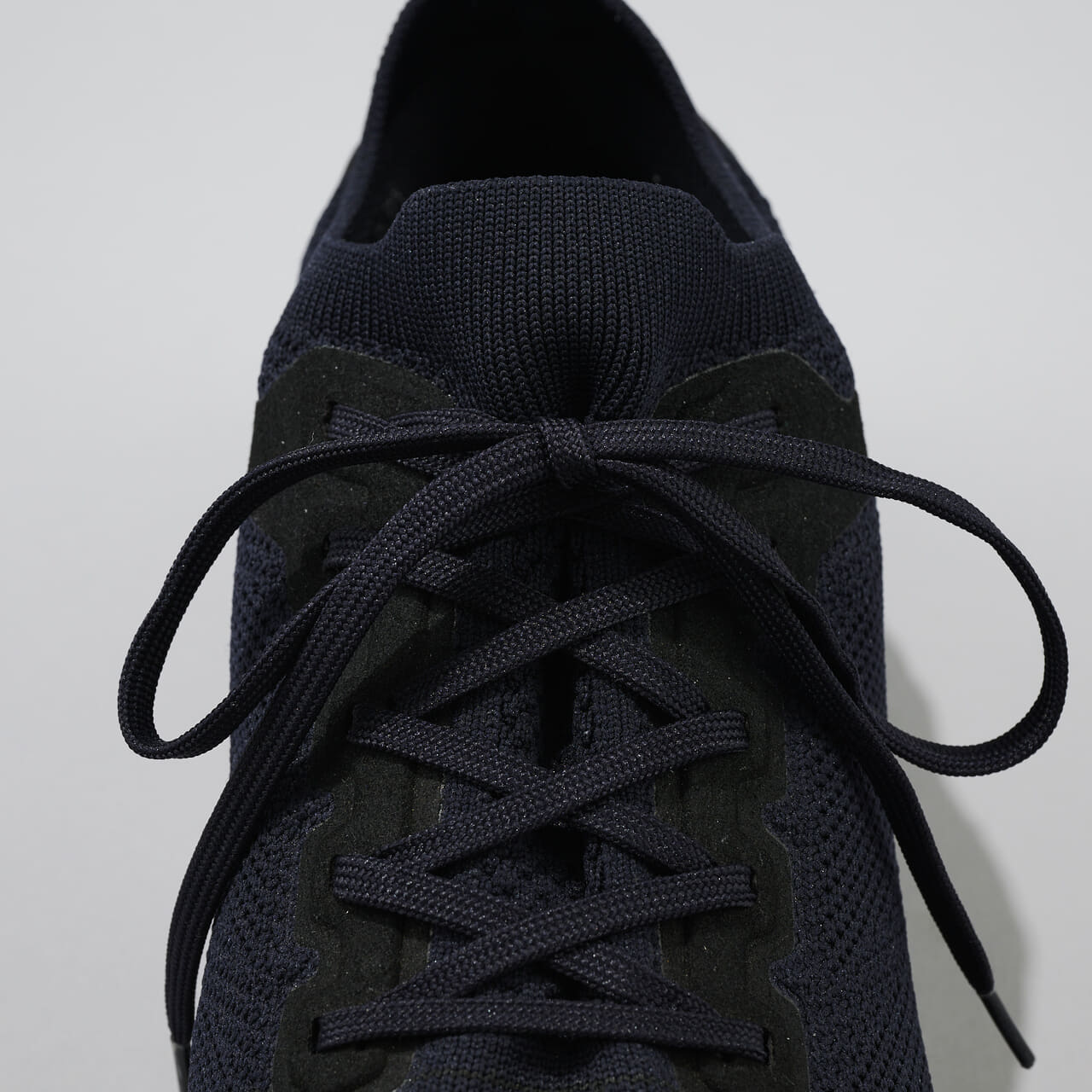 エディターが愛用する「ユニクロ」の黒スニーカー／ニットアクティブスニーカーのシューレース