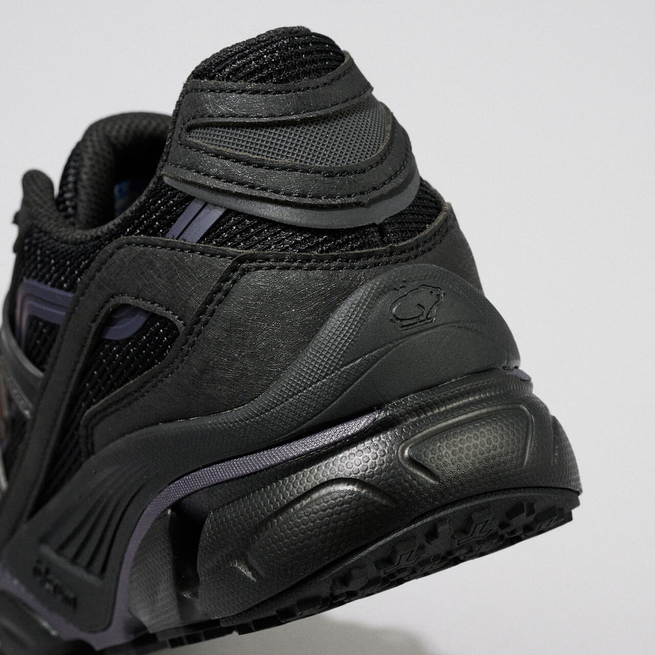 カルフ　スニーカー　ヒールカウンター