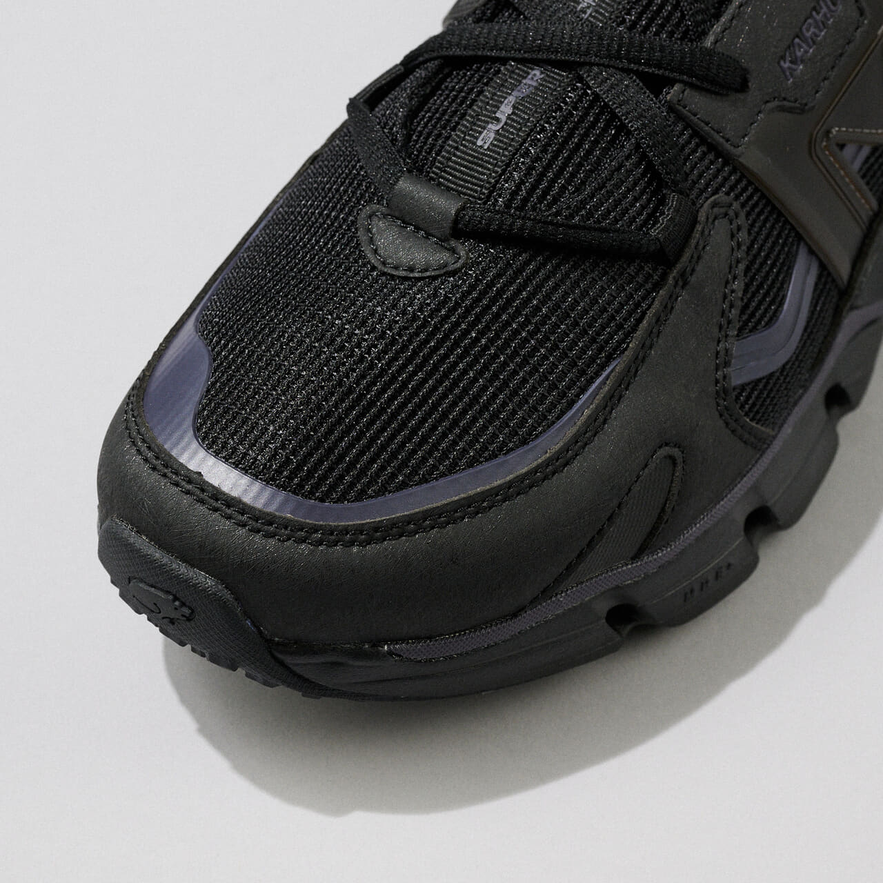 カルフ　スニーカー　トウ