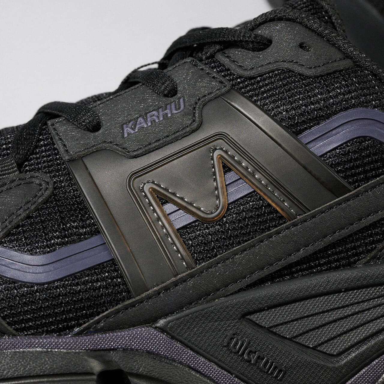 カルフ　スニーカー　サイドロゴ