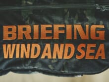 「ブリーフィング ゴルフ」と「WIND AND SEA（ウィンダンシー）」の最新コラボ！カモ柄なミリタリーデザインのバッグやウェアに注目！