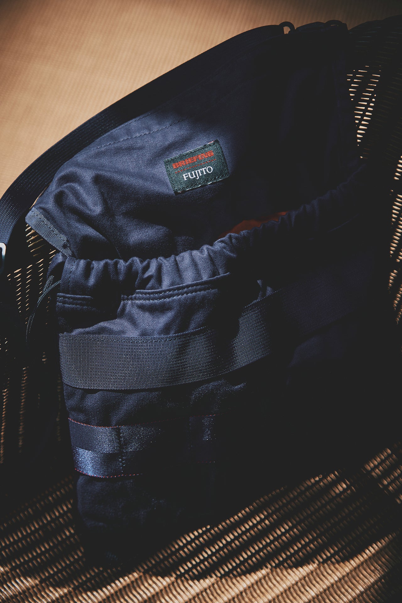 BRIEFING APRON BAG　側面　ビジュアル