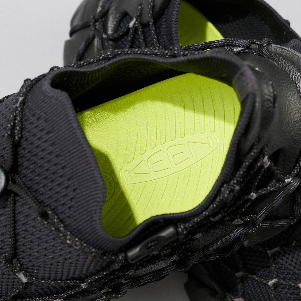 エディターが愛用する「KEEN（キーン）」の黒スニーカー／ユニーク 360のインソール