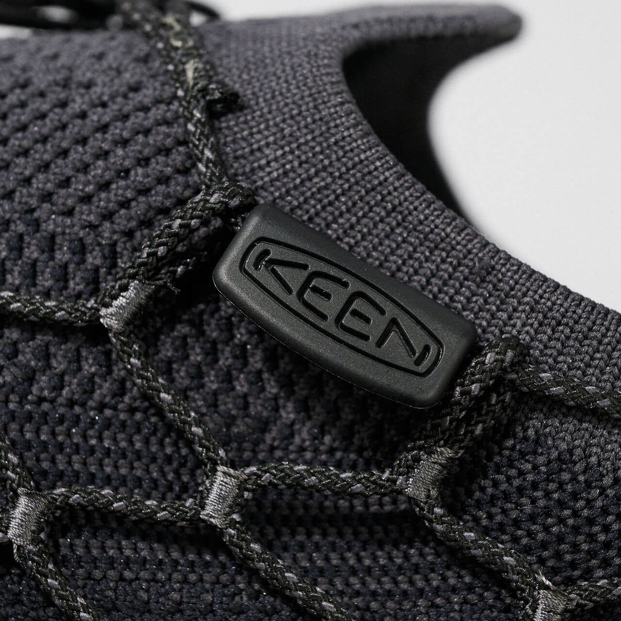 エディターが愛用する「KEEN（キーン）」の黒スニーカー／ユニーク 360のロゴ寄り