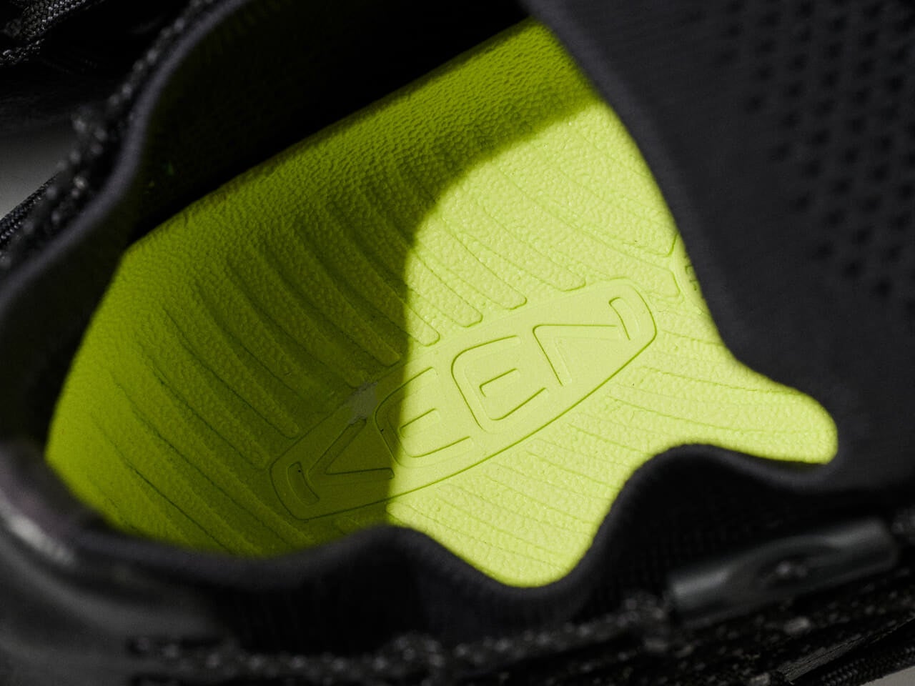エディターが愛用する「KEEN（キーン）」の黒スニーカー／ユニーク 360のインソール寄り