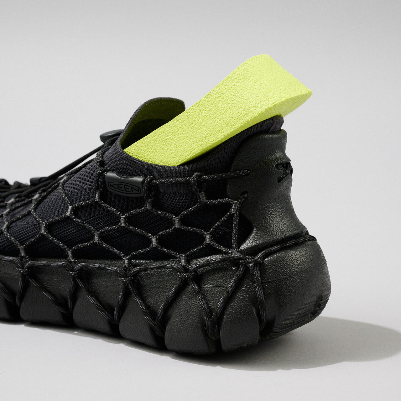 エディターが愛用する「KEEN（キーン）」の黒スニーカー／ユニーク 360のインソール取り外し