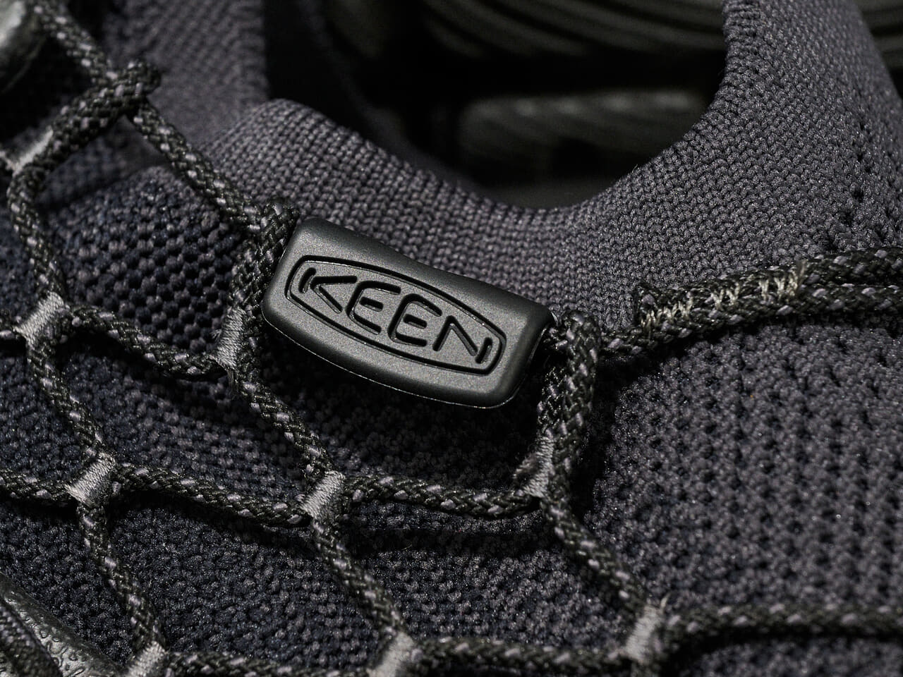 エディターが愛用する「KEEN（キーン）」の黒スニーカー／ユニーク 360のサイドロゴ寄り２