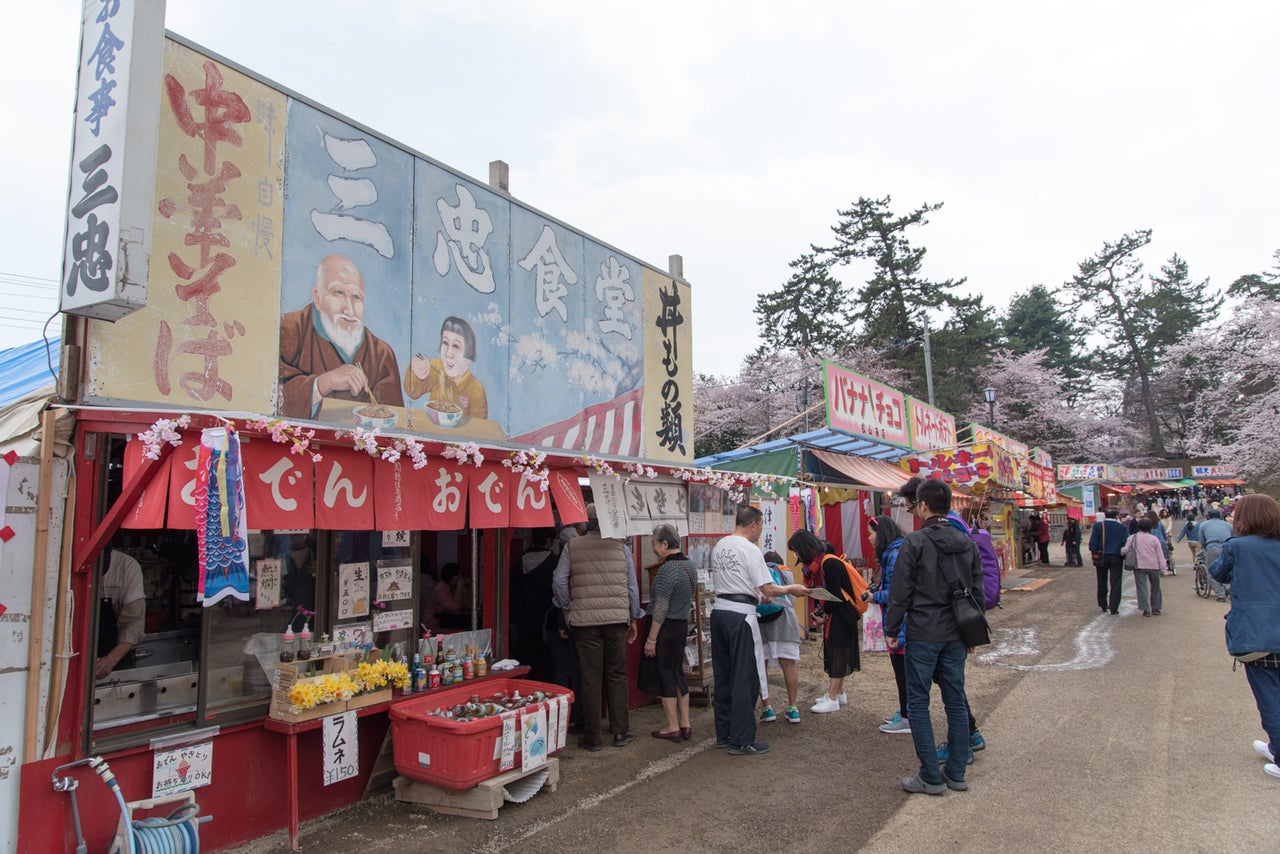 青森県弘前市さくらまつりでの「三忠食堂」看板