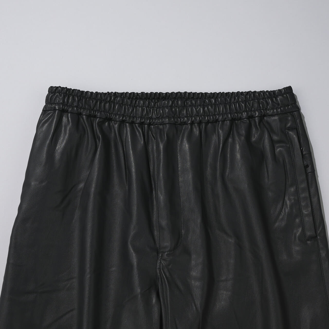 エディターが買ってよかった「ダイワ ピア 39」の愛用黒パンツ／TECH SYNTHETIC SKIN WINDBREAKER PANTSのウエストゴム