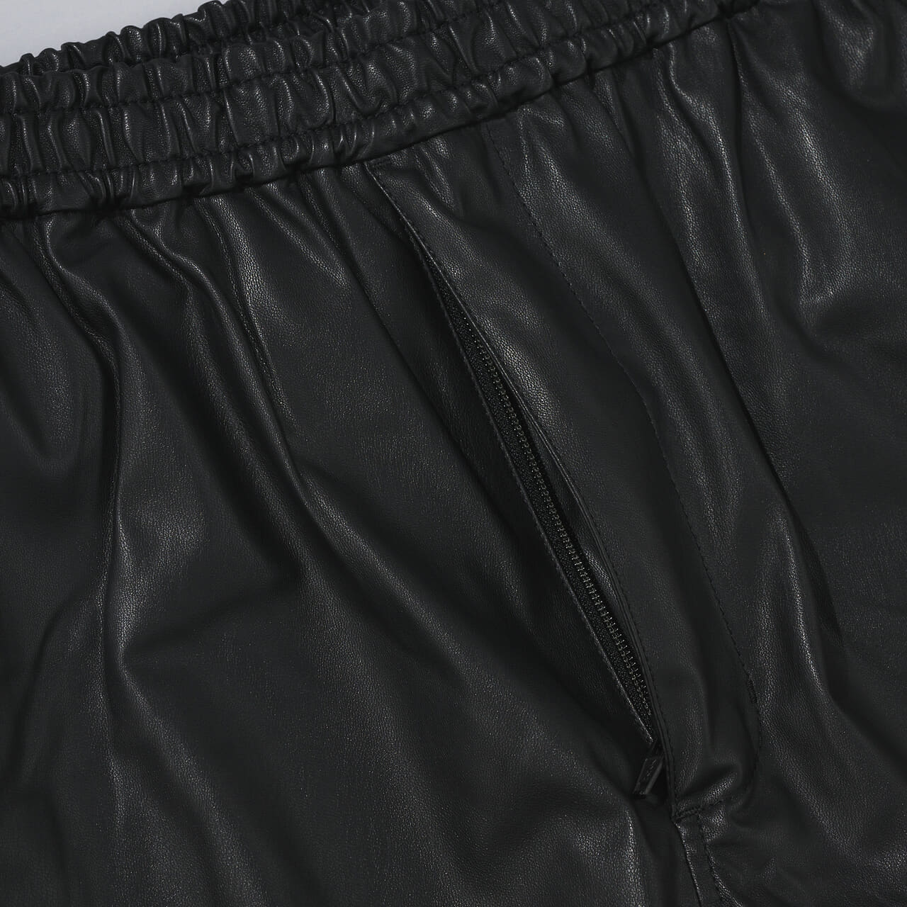 エディターが買ってよかった「ダイワ ピア 39」の愛用黒パンツ／TECH SYNTHETIC SKIN WINDBREAKER PANTSのフロントジップ