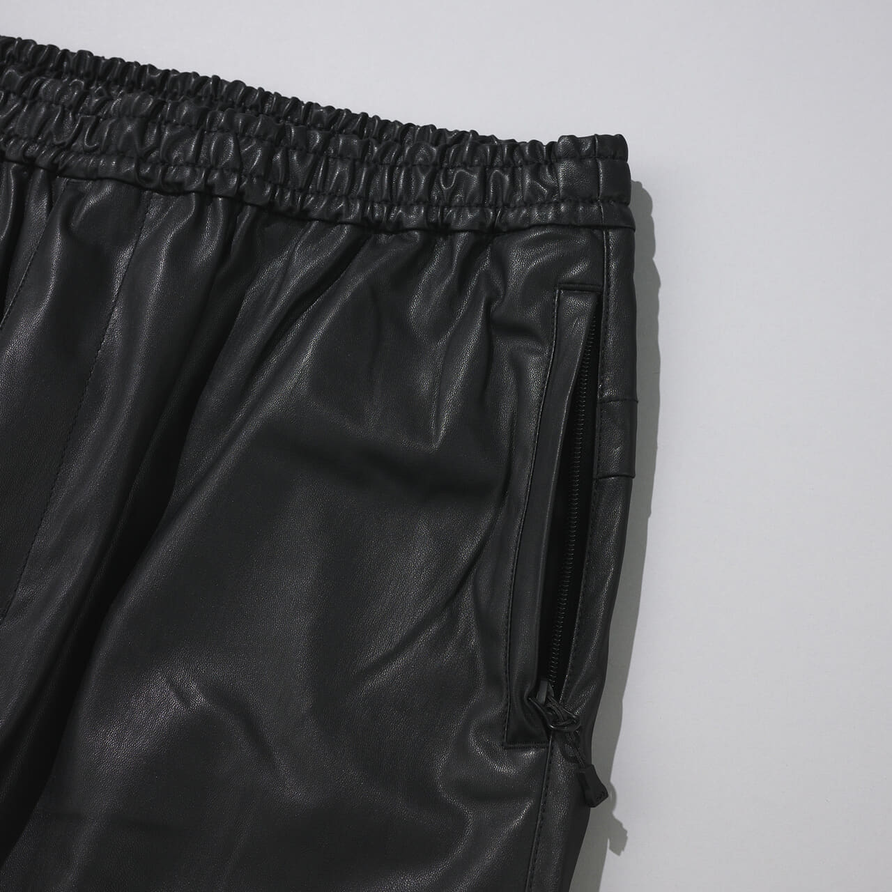 エディターが買ってよかった「ダイワ ピア 39」の愛用黒パンツ／TECH SYNTHETIC SKIN WINDBREAKER PANTSのサイドポケット