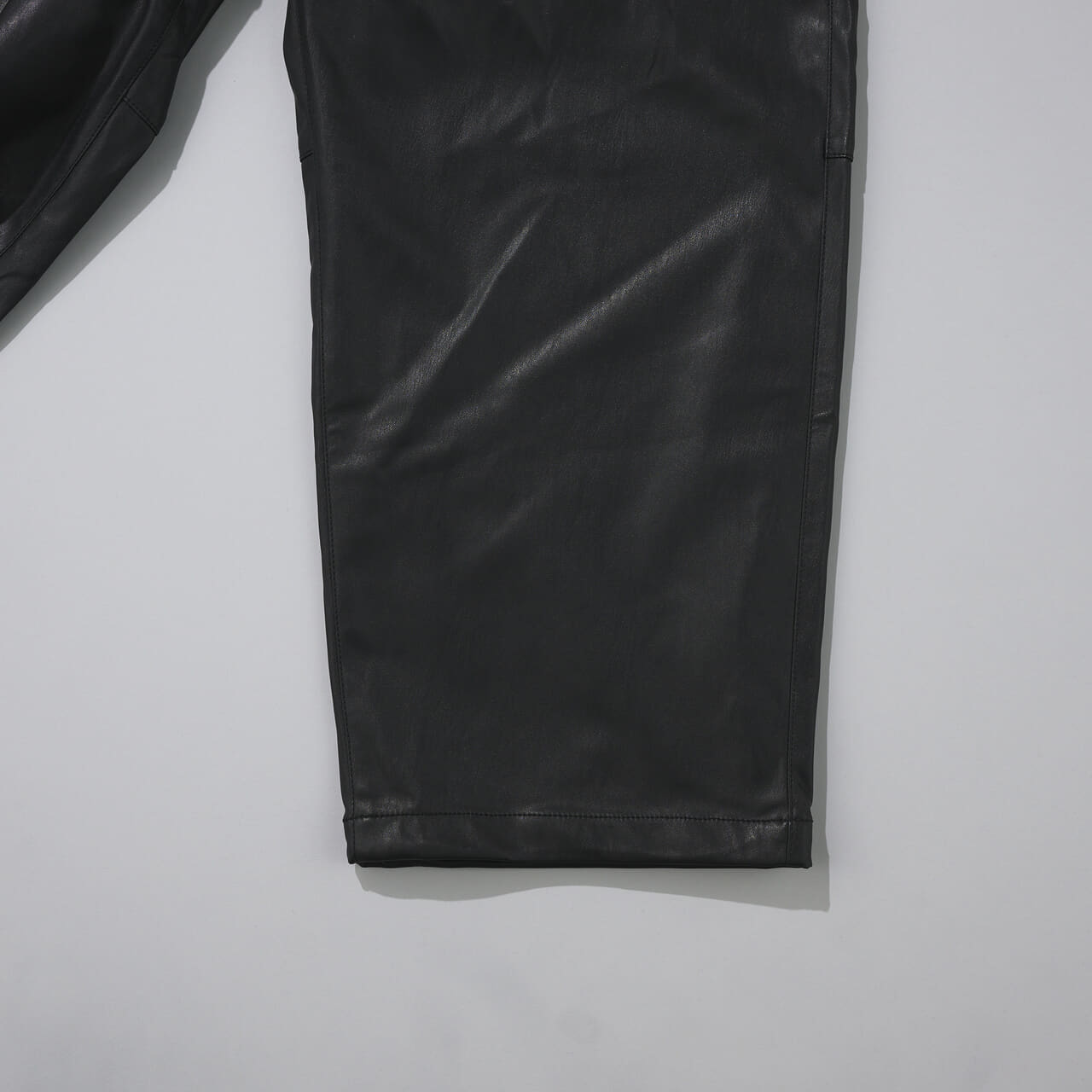 エディターが買ってよかった「ダイワ ピア 39」の愛用黒パンツ／TECH SYNTHETIC SKIN WINDBREAKER PANTSの裾