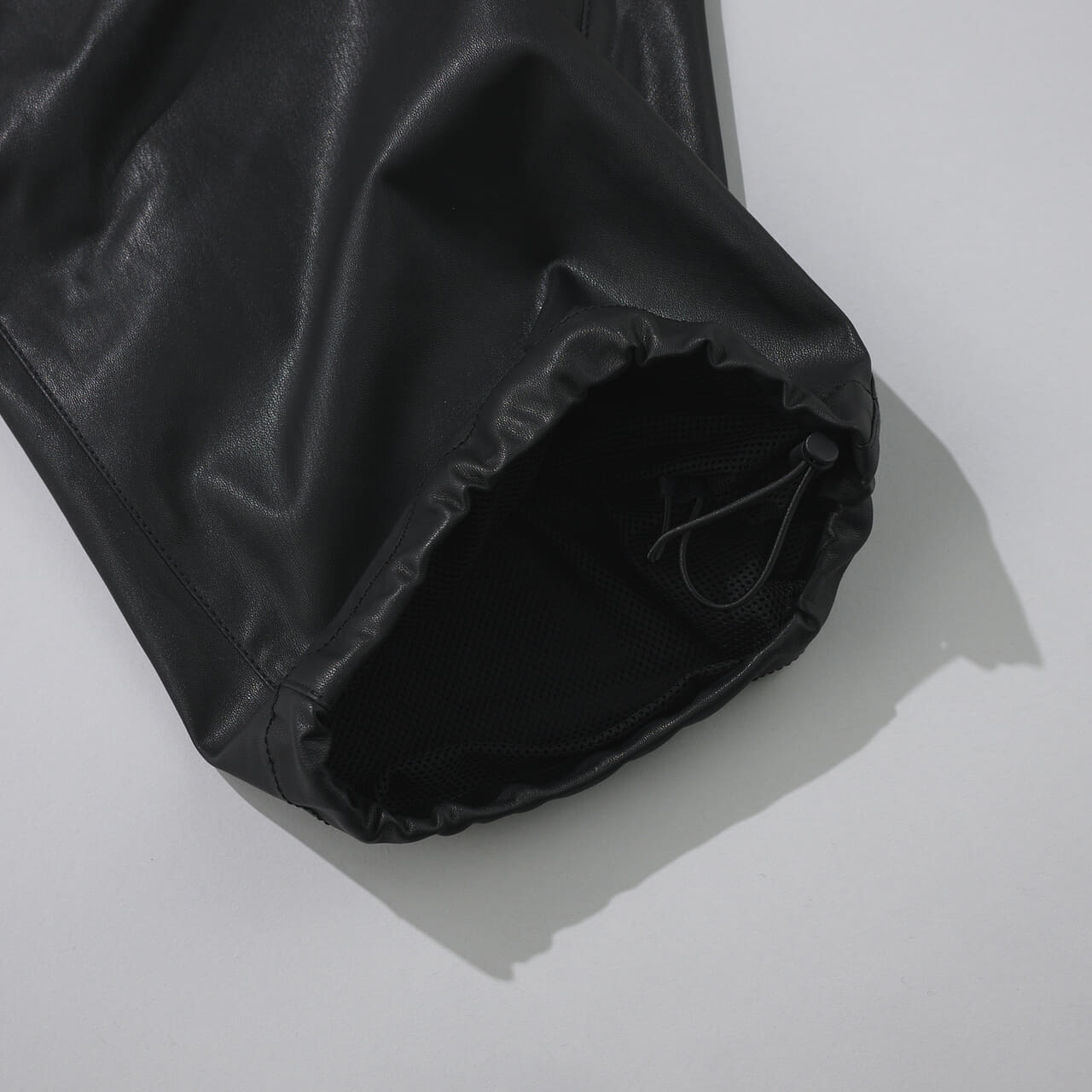 エディターが買ってよかった「ダイワ ピア 39」の愛用黒パンツ／TECH SYNTHETIC SKIN WINDBREAKER PANTSの裾コード