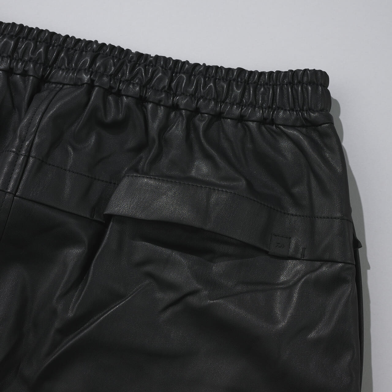 エディターが買ってよかった「ダイワ ピア 39」の愛用黒パンツ／TECH SYNTHETIC SKIN WINDBREAKER PANTSの裏ポケット