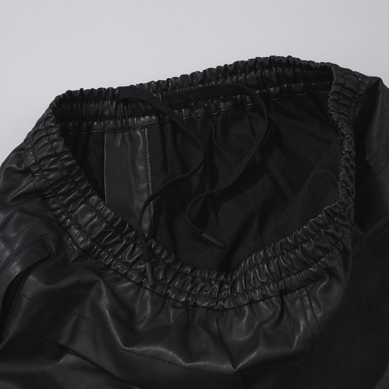 エディターが買ってよかった「ダイワ ピア 39」の愛用黒パンツ／TECH SYNTHETIC SKIN WINDBREAKER PANTSのウエストコード