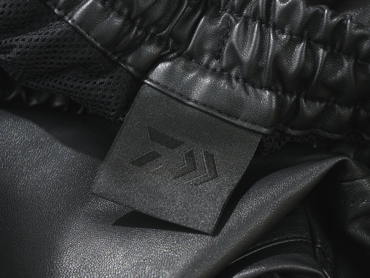 エディターが買ってよかった「ダイワ ピア 39」の愛用黒パンツ／TECH SYNTHETIC SKIN WINDBREAKER PANTSのタグ