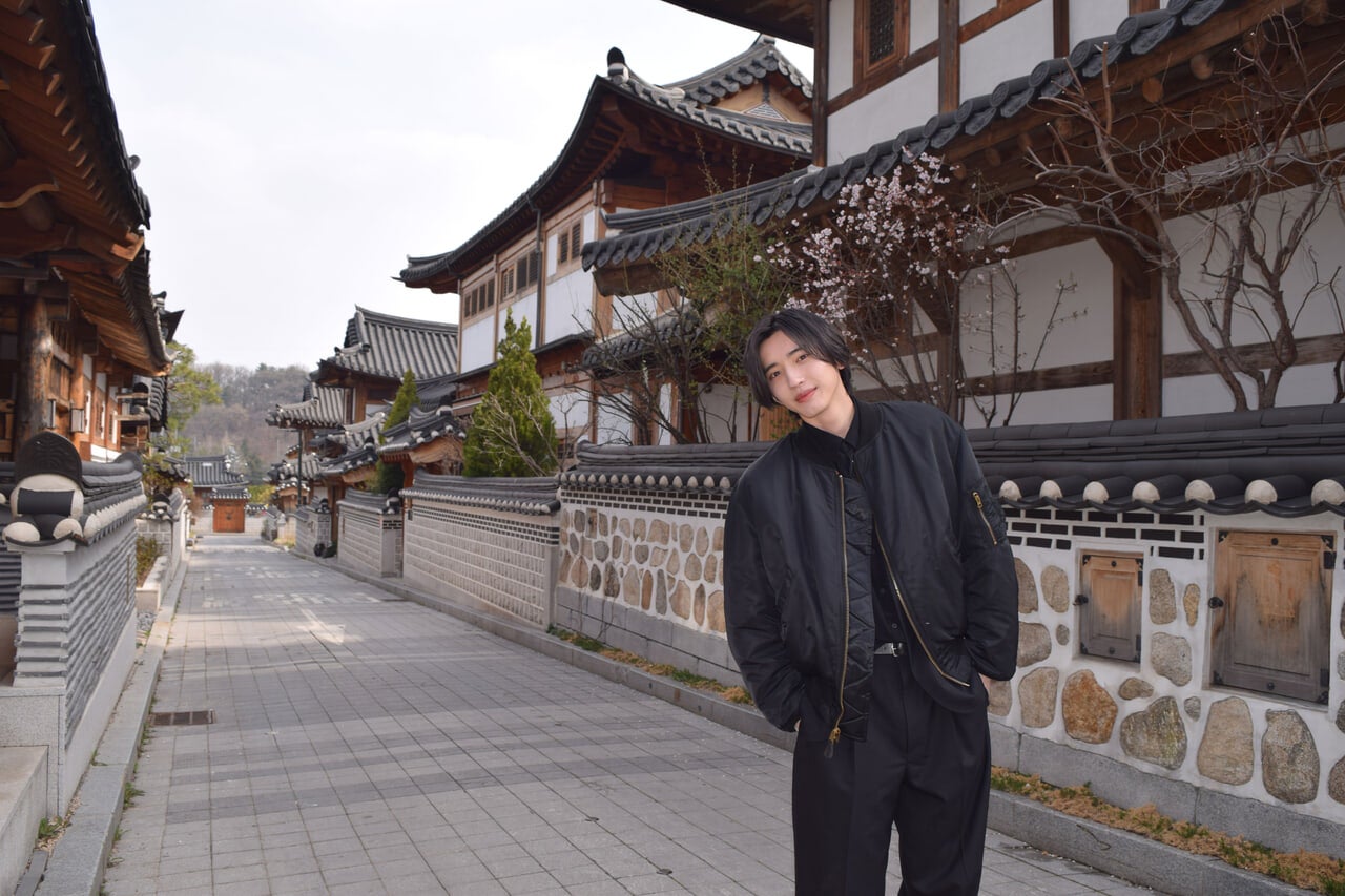 ソウルの恩平韓屋村を歩く道枝駿佑さん