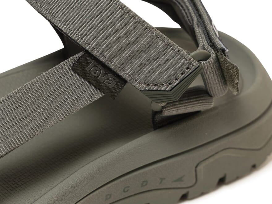 「テバ」と「ディセンダント」が初コラボ！特注グレーが際立つ大人のワントーンサンダルに注目！