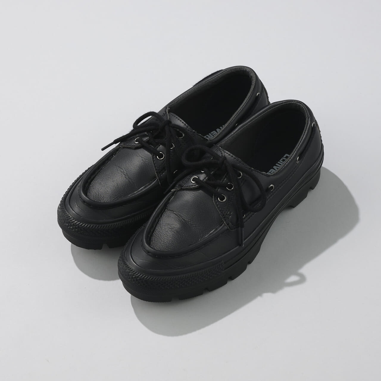 エディターが買ってよかった「コンバース」の愛用黒スニーカー／オールスター チャンク MS OXの俯瞰